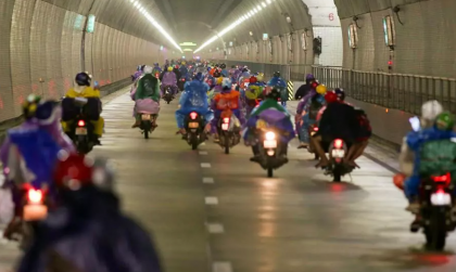 Mức phạt xe máy dừng xe, đỗ xe trong hầm đường bộ không đúng nơi quy định